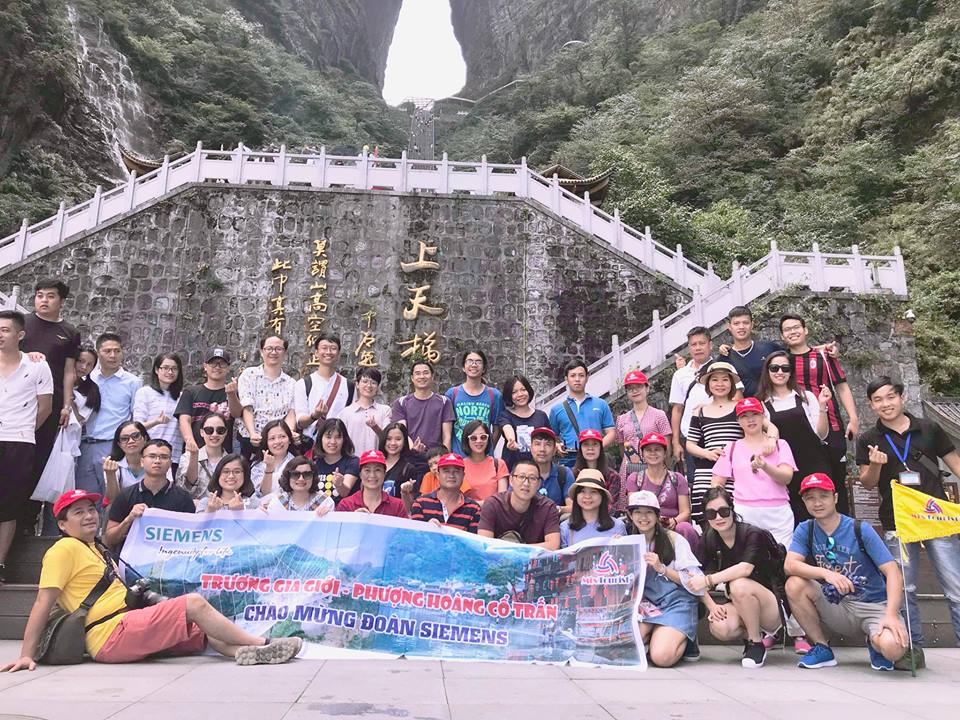 Đoàn 40 khách du lịch Phượng Hoàng Cổ Trấn - Trương Gia Giới ngày 1/9/2018