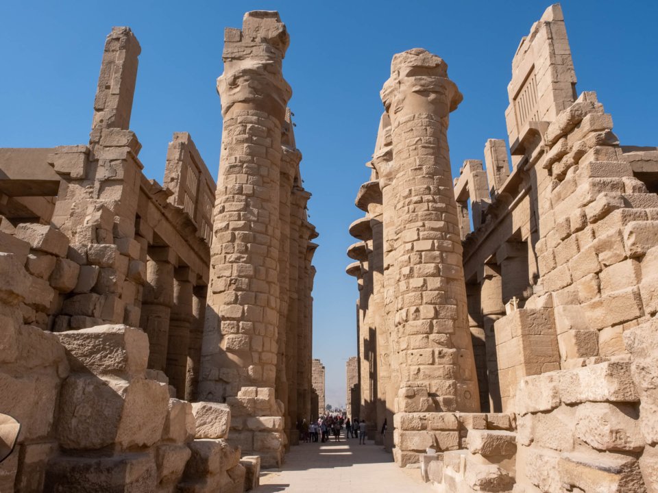 các cột đá cổ xưa ở đền karnak ở ai cập